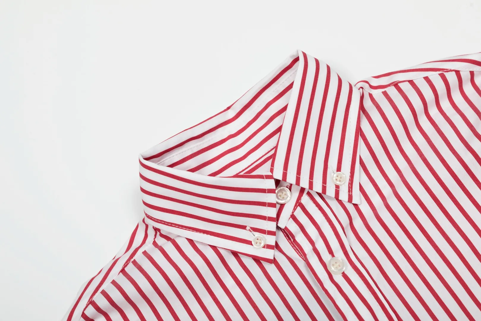 P260 💰 "Top quality" Style number: 8082# [Ralph Lauren classic basic new old money style striped shirt long sleeves] ✅Ralph Lauren Ralph Lauren colorful style old money style cotton poplin striped casual shirt long sleeves ✅Top ceiling quality ZP original development You can compare with the real thing at will ✅100% restored workmanship The entire garment is covered with seams and clean edges Curved triangular bifurcation ✅100% cotton poplin cotton Smooth to the touch Pre-car wash treatment The yarn is tighter ✅Customized dyed original pearlescent white bottom buttons, large and small zoning, vertical phoenix eyelets ✅Special shaped chiffon foil inside the collar door tube, not easy to deform and pull ✅Refreshing colorful striped shirt, salty or sweet, daily travel, extremely high production rate, customized style ✅The upper body looks much better than the real thing, can be worn alone or worn in all seasons, highly recommended for goddesses, size: S-XL, color: red, blue, green